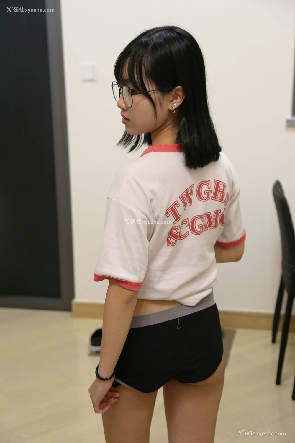 1P - 不知名清纯艺校学生模特宾馆大尺度人体私拍套图