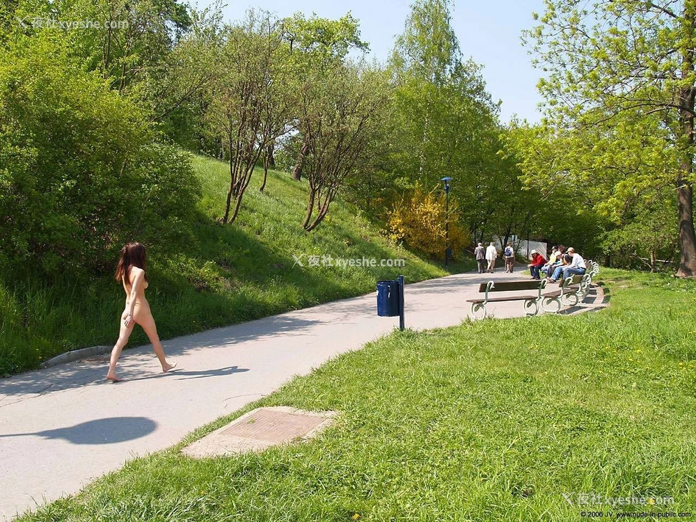 1P - 蒙古模特Agnes市中心公园全裸穿行