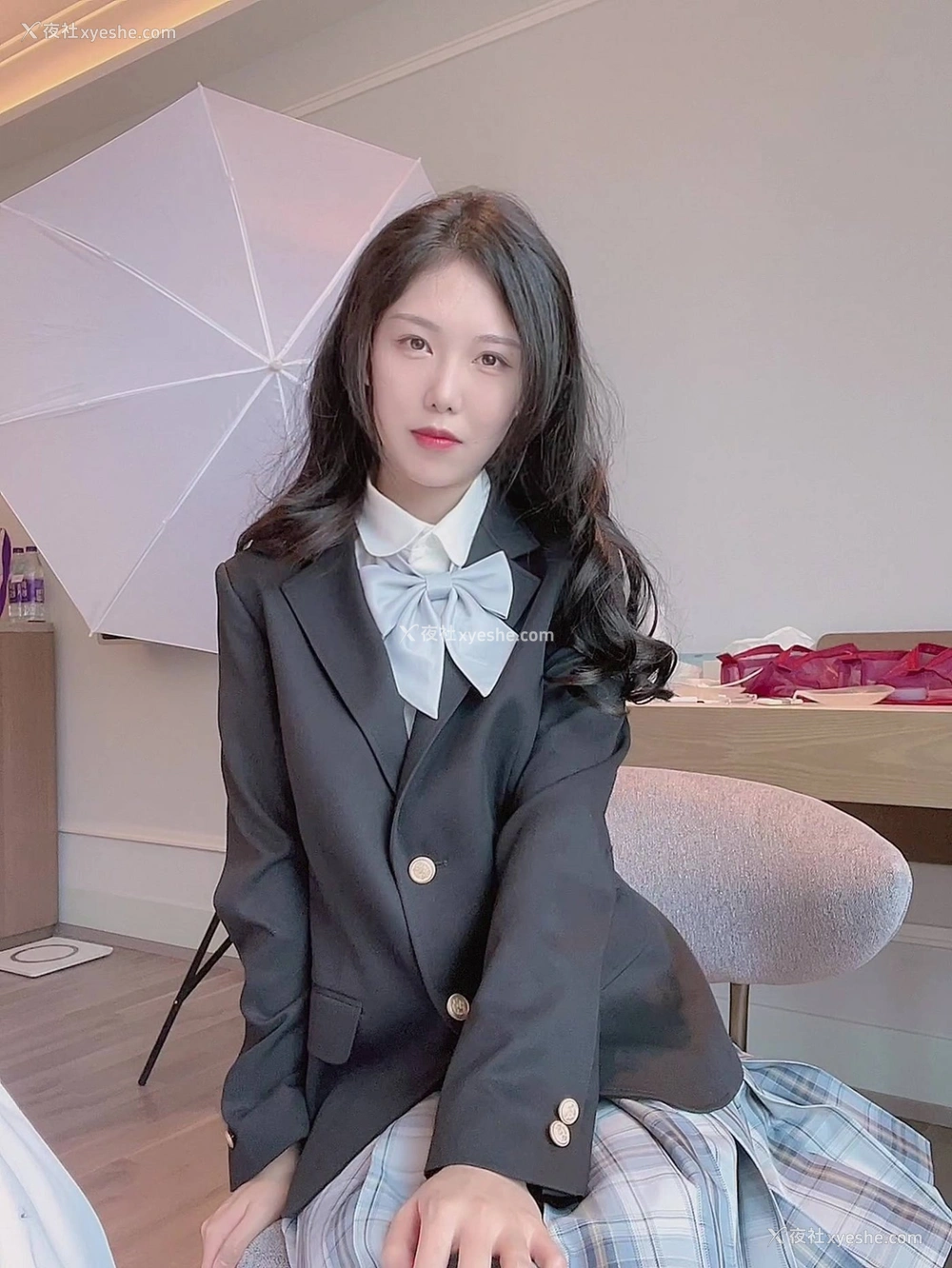 1P - 抖娘·利世《JK脱衣》