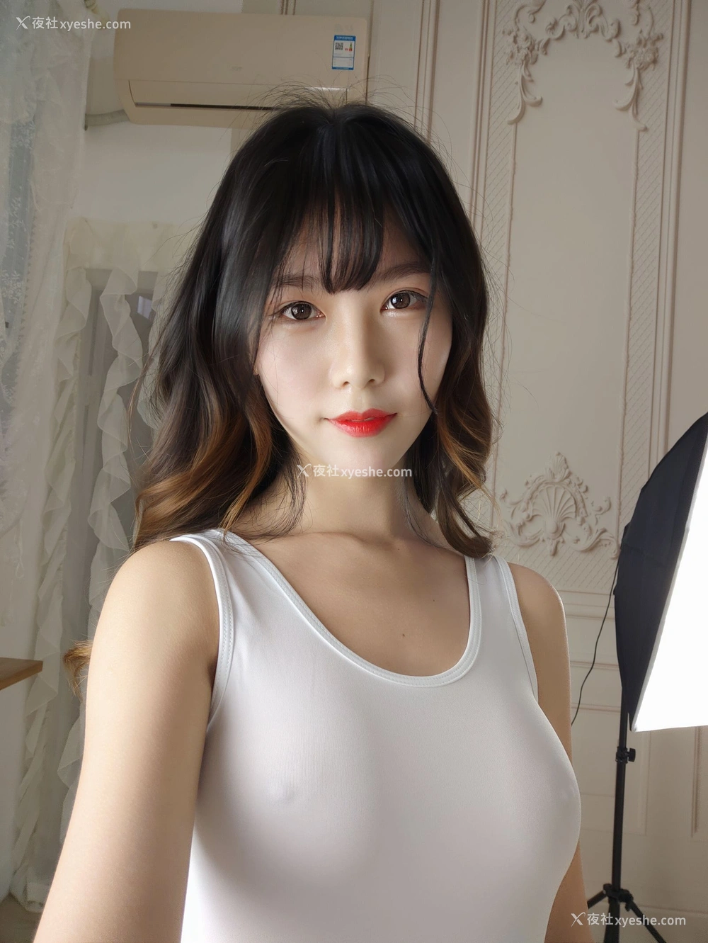 1P - 抖娘·利世《白色死库水激凸自拍》