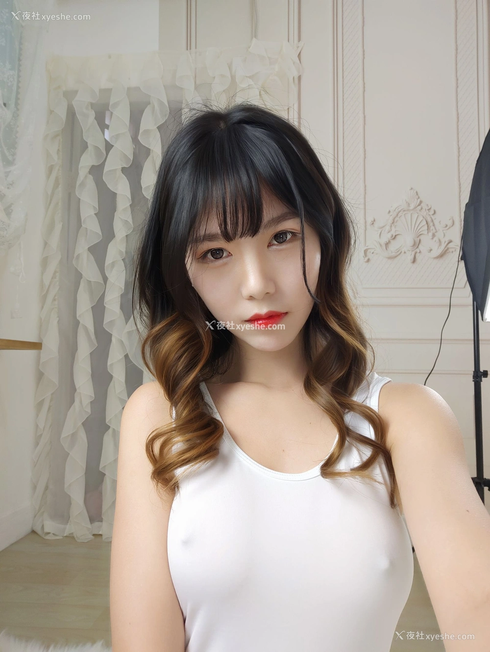 1P - 抖娘·利世《白色死库水激凸自拍》