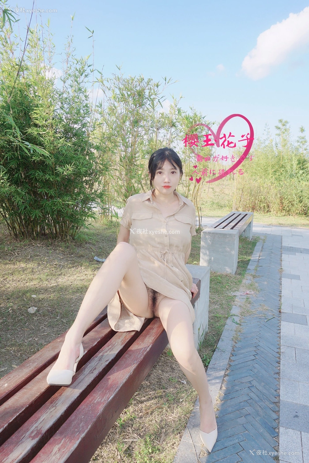 1P - 极品素人【樱玉花子】国庆假期湖心公园外拍露出