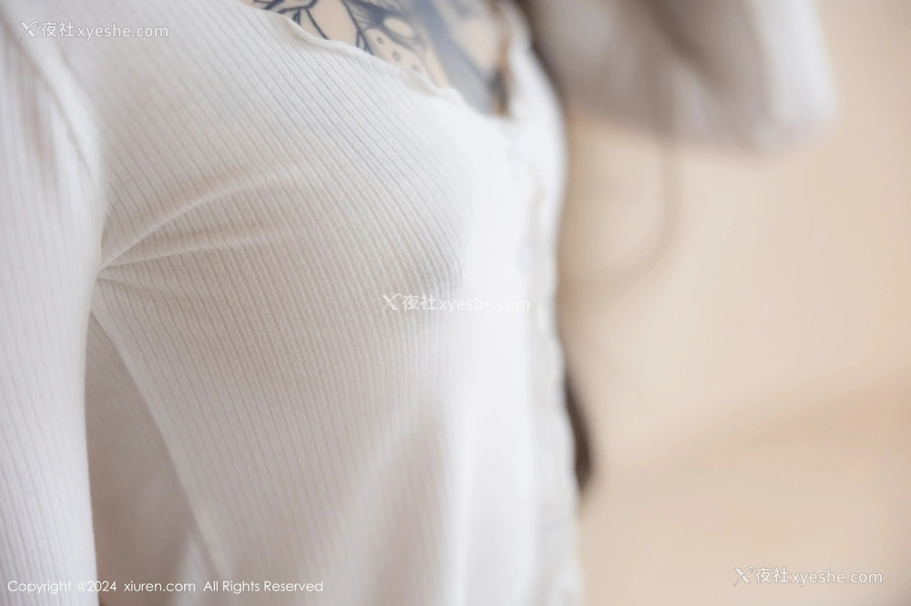1P - [XiuRen秀人网] No.8740 奶瓶.