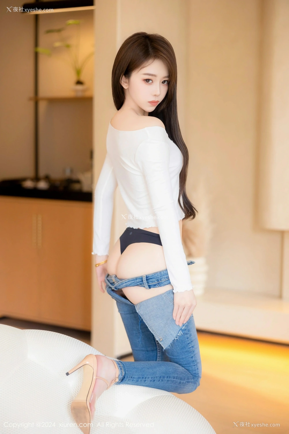 1P - [XiuRen秀人网] No.8740 奶瓶.