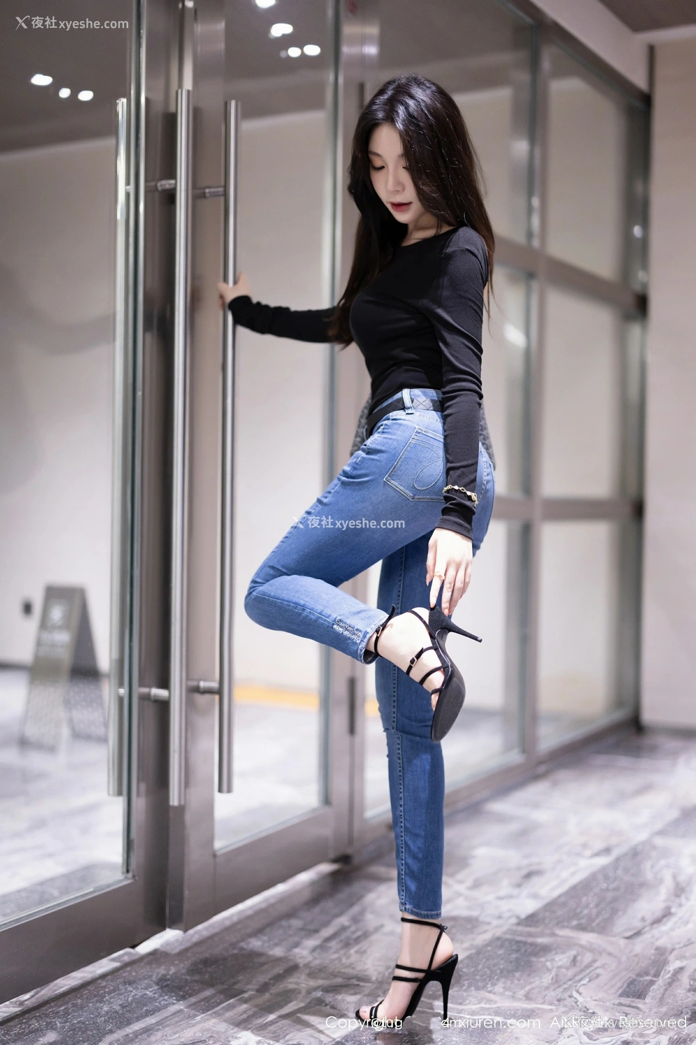 1P - [XiuRen秀人网] No.8385 徐莉芝Booty