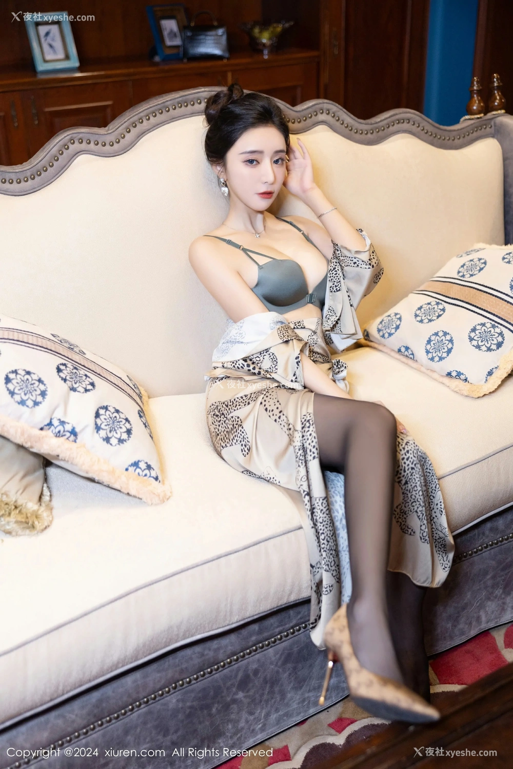 1P - [XiuRen秀人网] No.8510 王馨瑶yanni