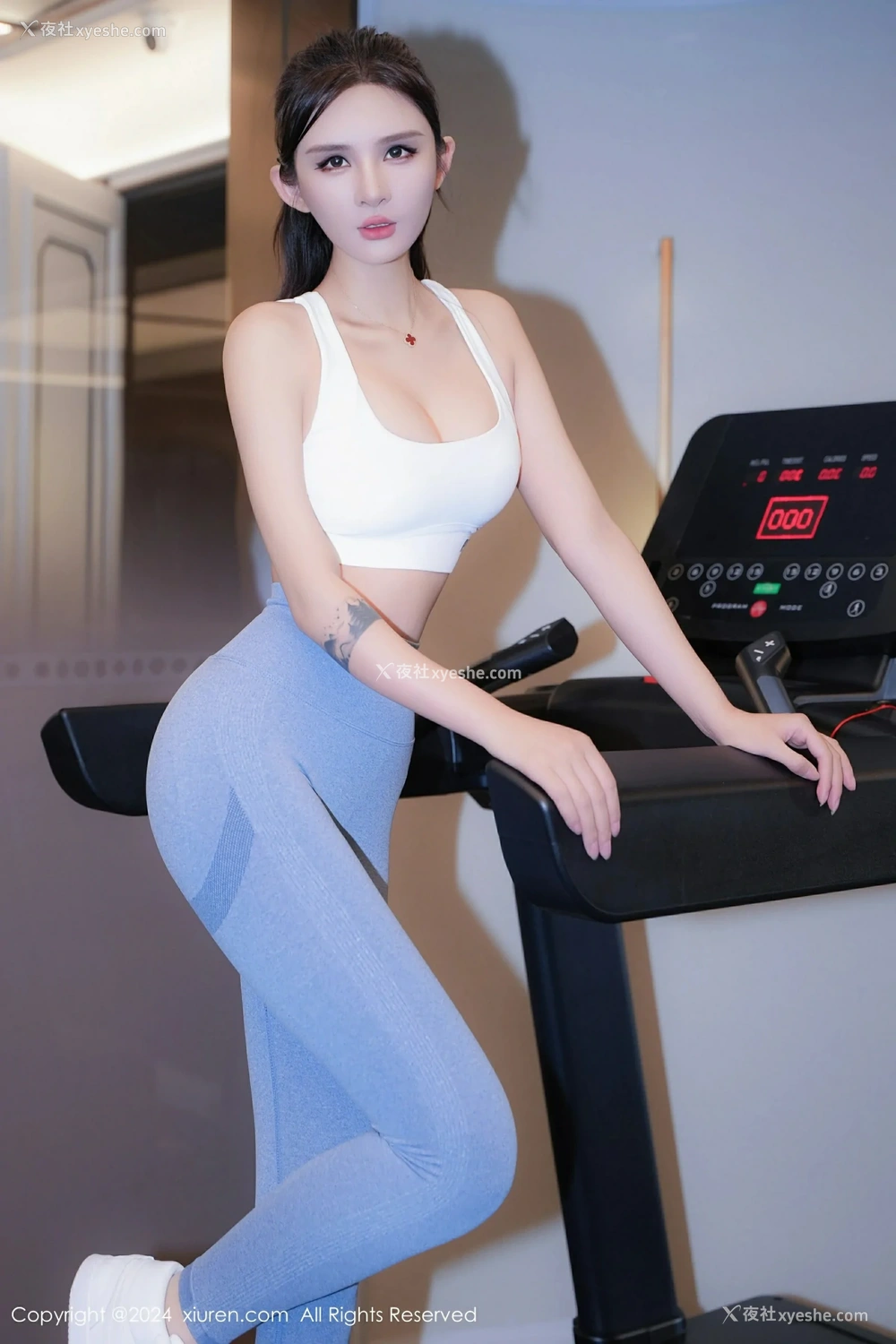 1P - [XiuRen秀人网] No.9407 Emily尹菲
