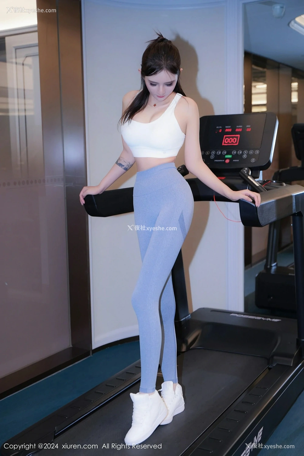 1P - [XiuRen秀人网] No.9407 Emily尹菲