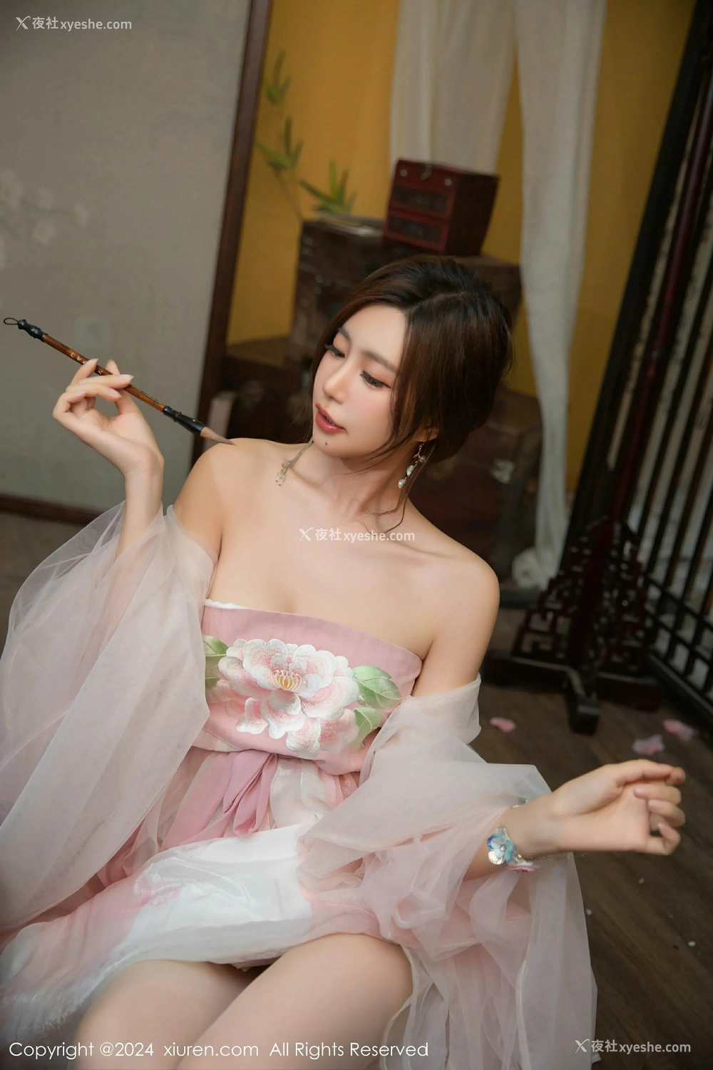1P - [XiuRen秀人网] No.9475 绮里嘉ula