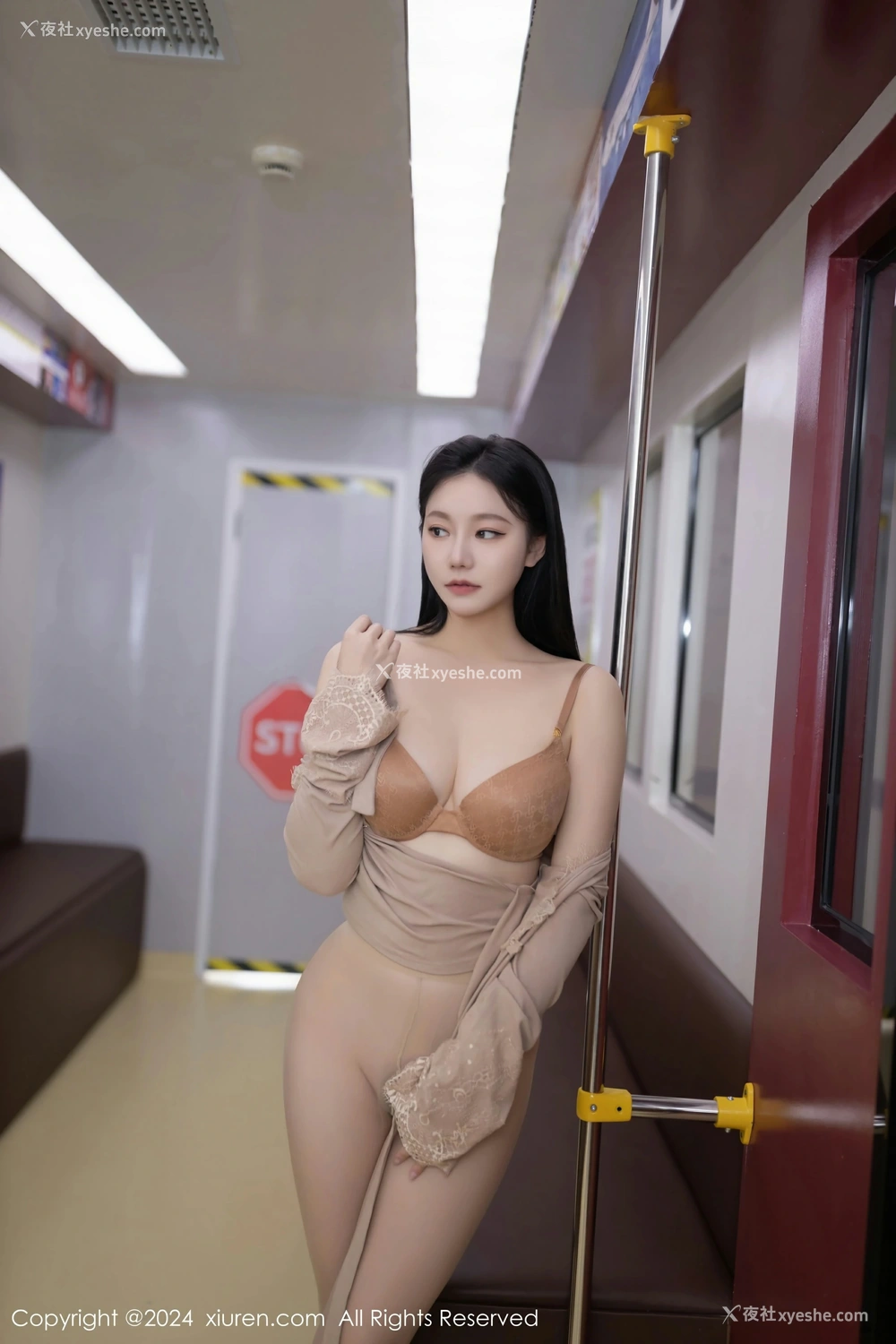 1P - [XiuRen秀人网] No.8498 安然anran