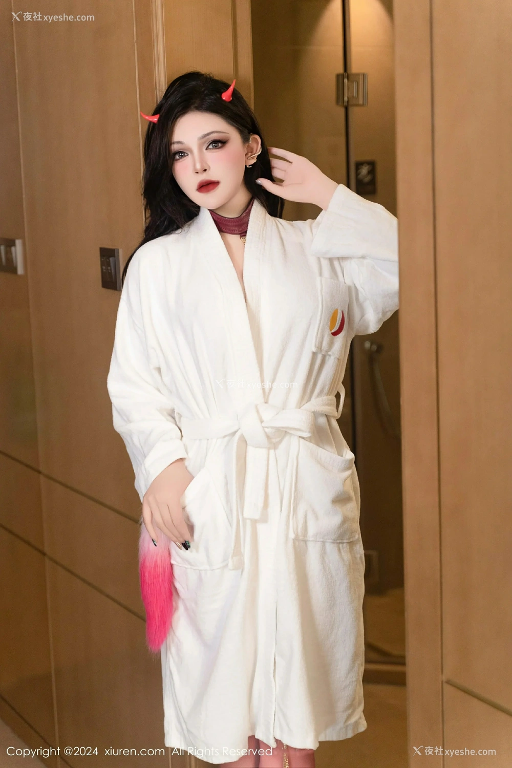 1P - [XiuRen秀人网] No.9352 伊丽莎有点白
