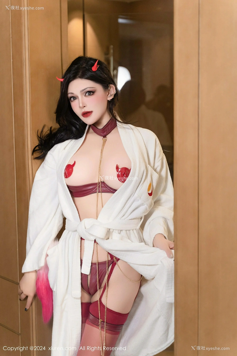 1P - [XiuRen秀人网] No.9352 伊丽莎有点白