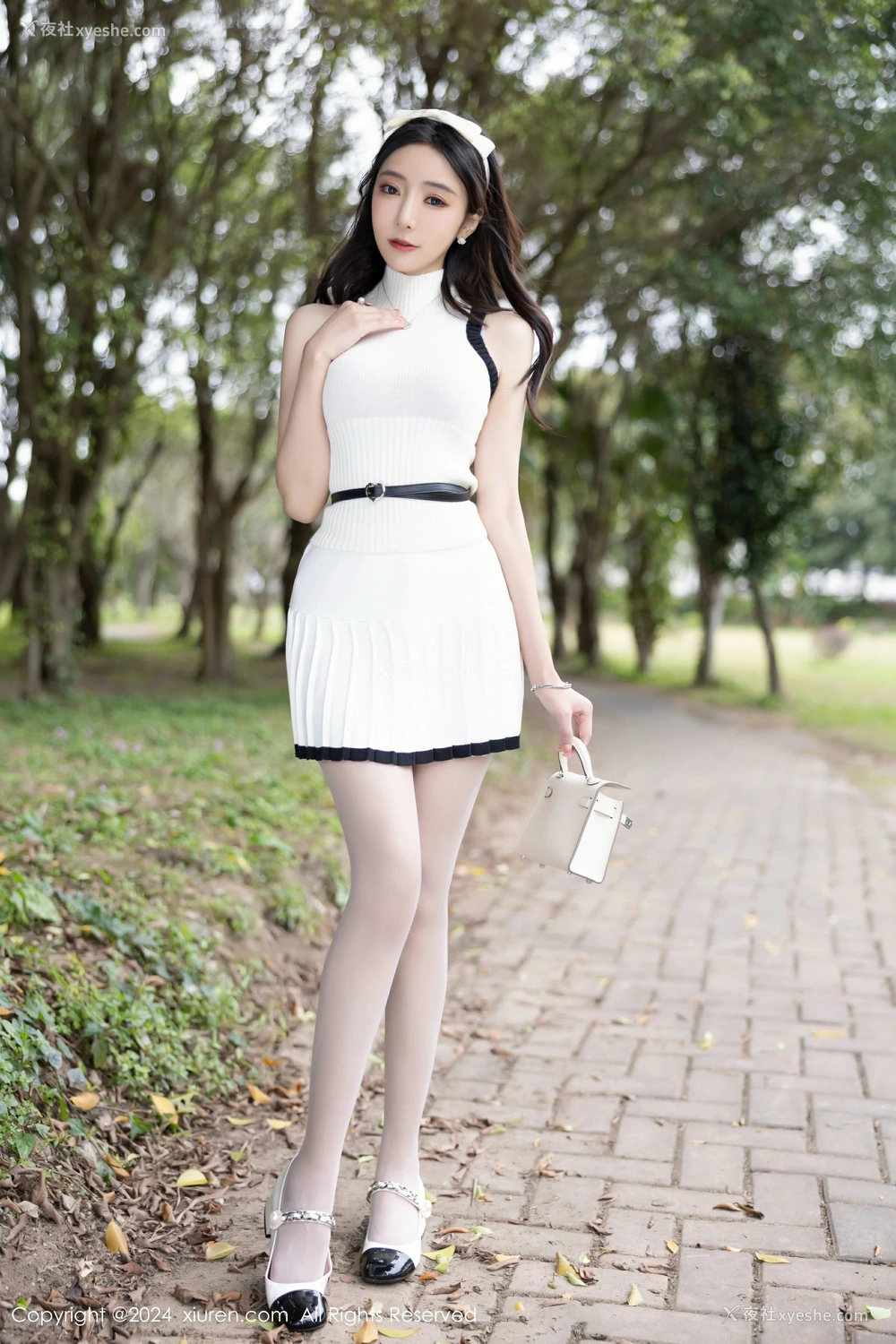1P - [XiuRen秀人网] No.8334 王馨瑶yanni