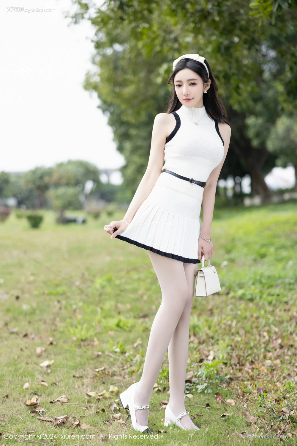 1P - [XiuRen秀人网] No.8334 王馨瑶yanni