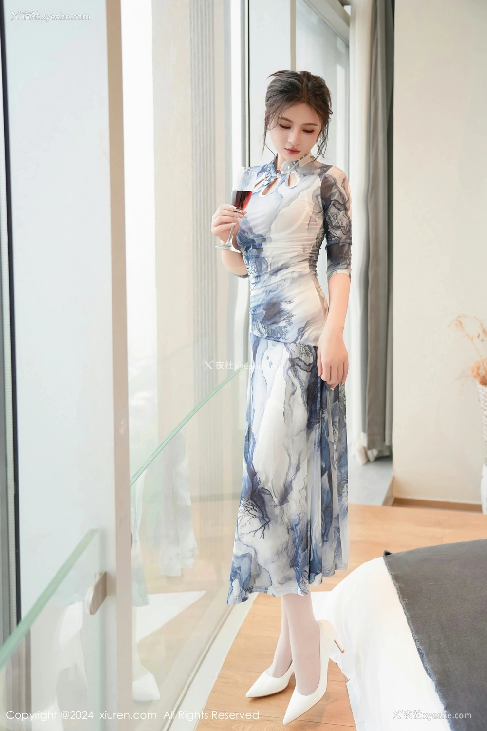 1P - [XiuRen秀人网] No.8587 Emily尹菲