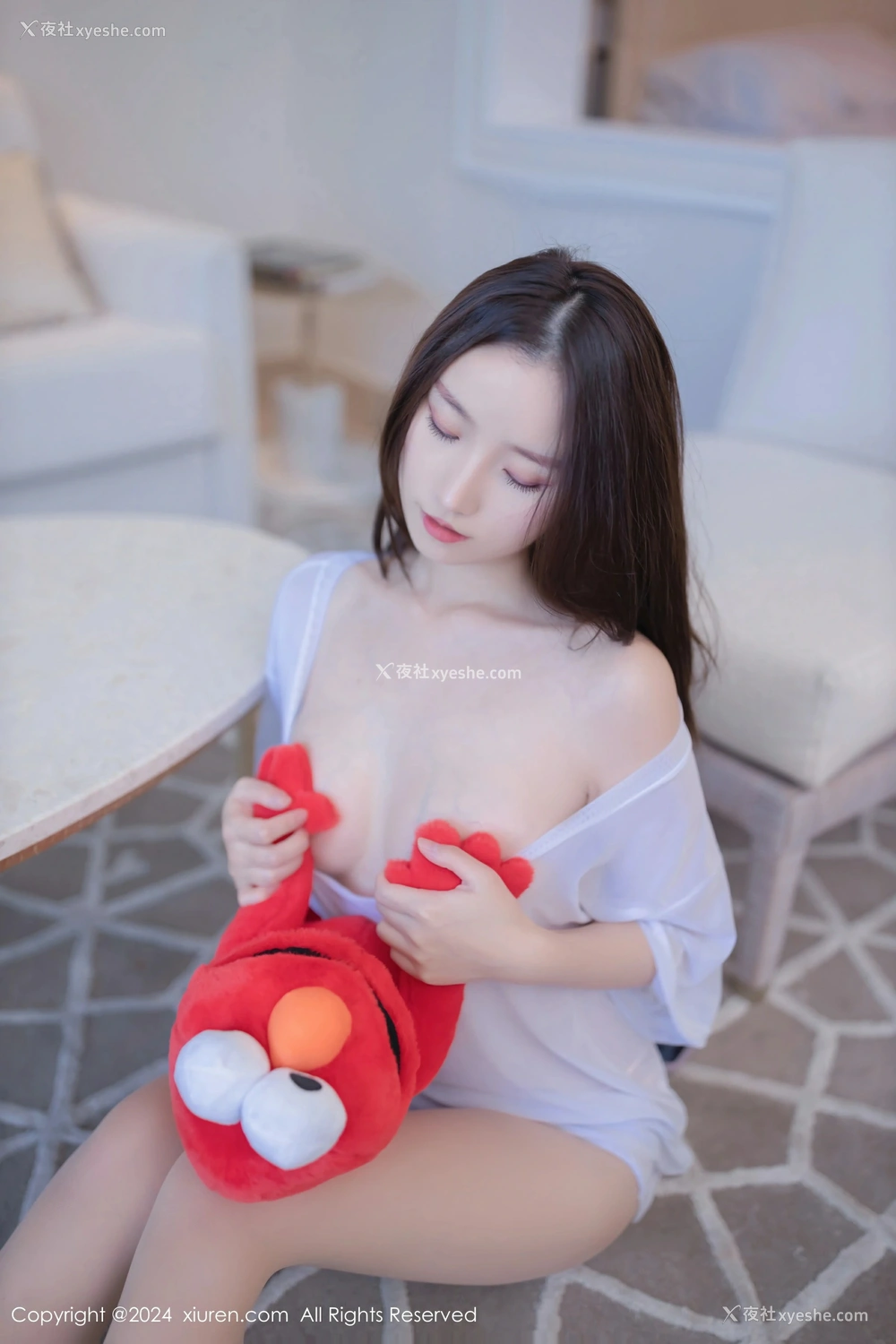 1P - [XiuRen秀人网] No.8834 杏子Yada