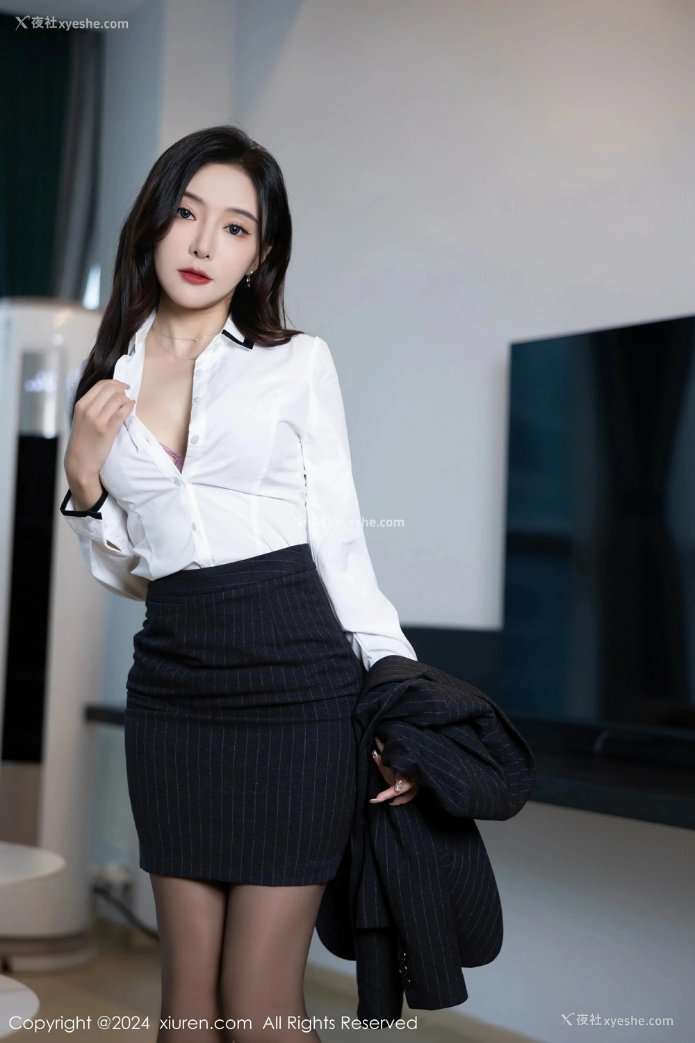 1P - [XiuRen秀人网] No.8656 王馨瑶yanni