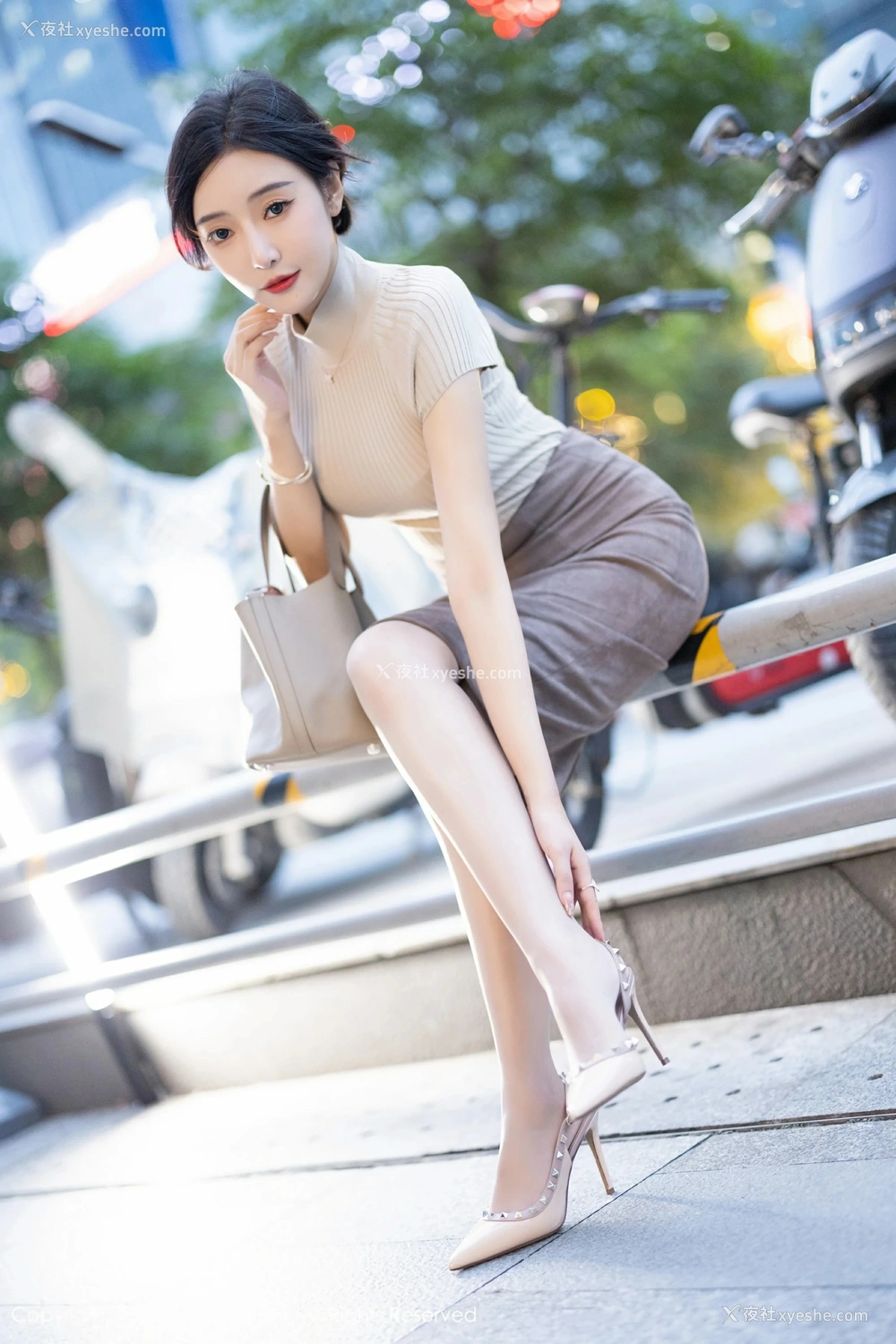 1P - [XiuRen秀人网] No.8741 王馨瑶yanni