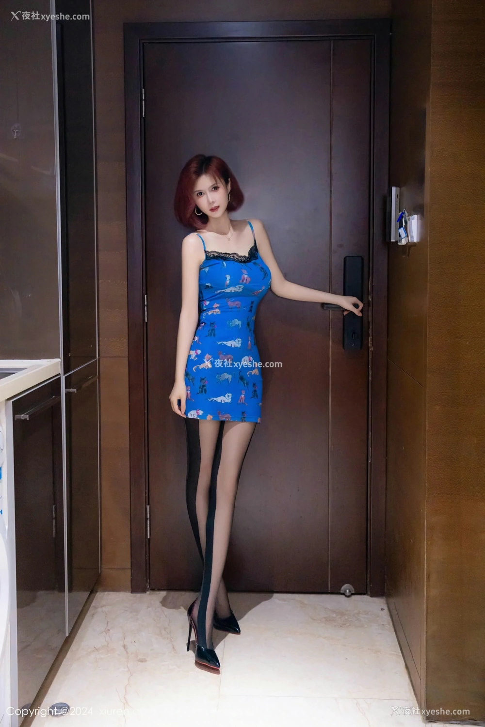 1P - [XiuRen秀人网] No.8608 白芷yy