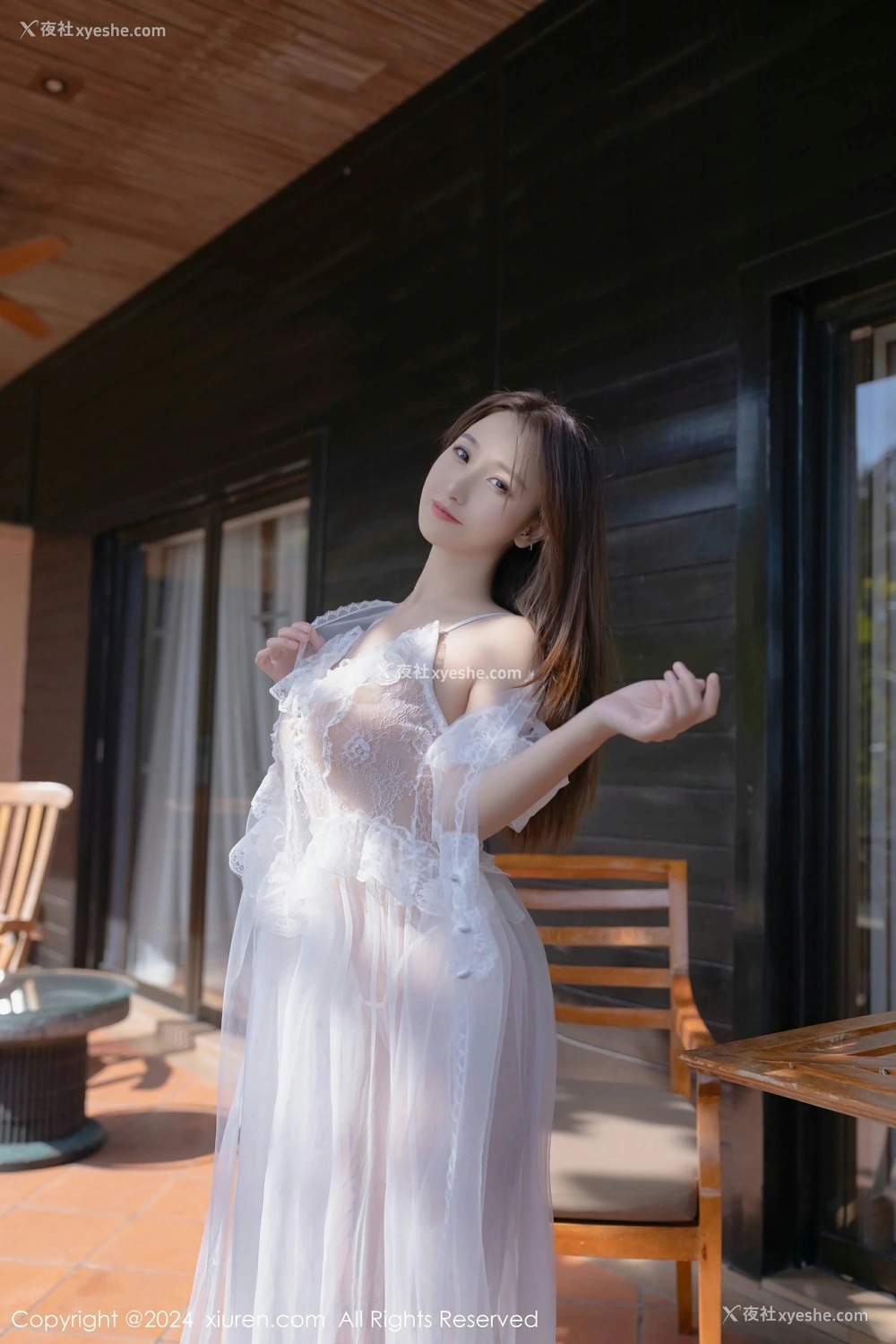 1P - [XiuRen秀人网] No.8302 杏子Yada