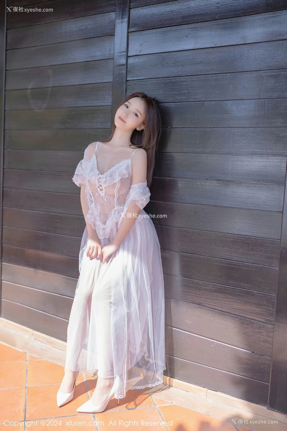 1P - [XiuRen秀人网] No.8302 杏子Yada