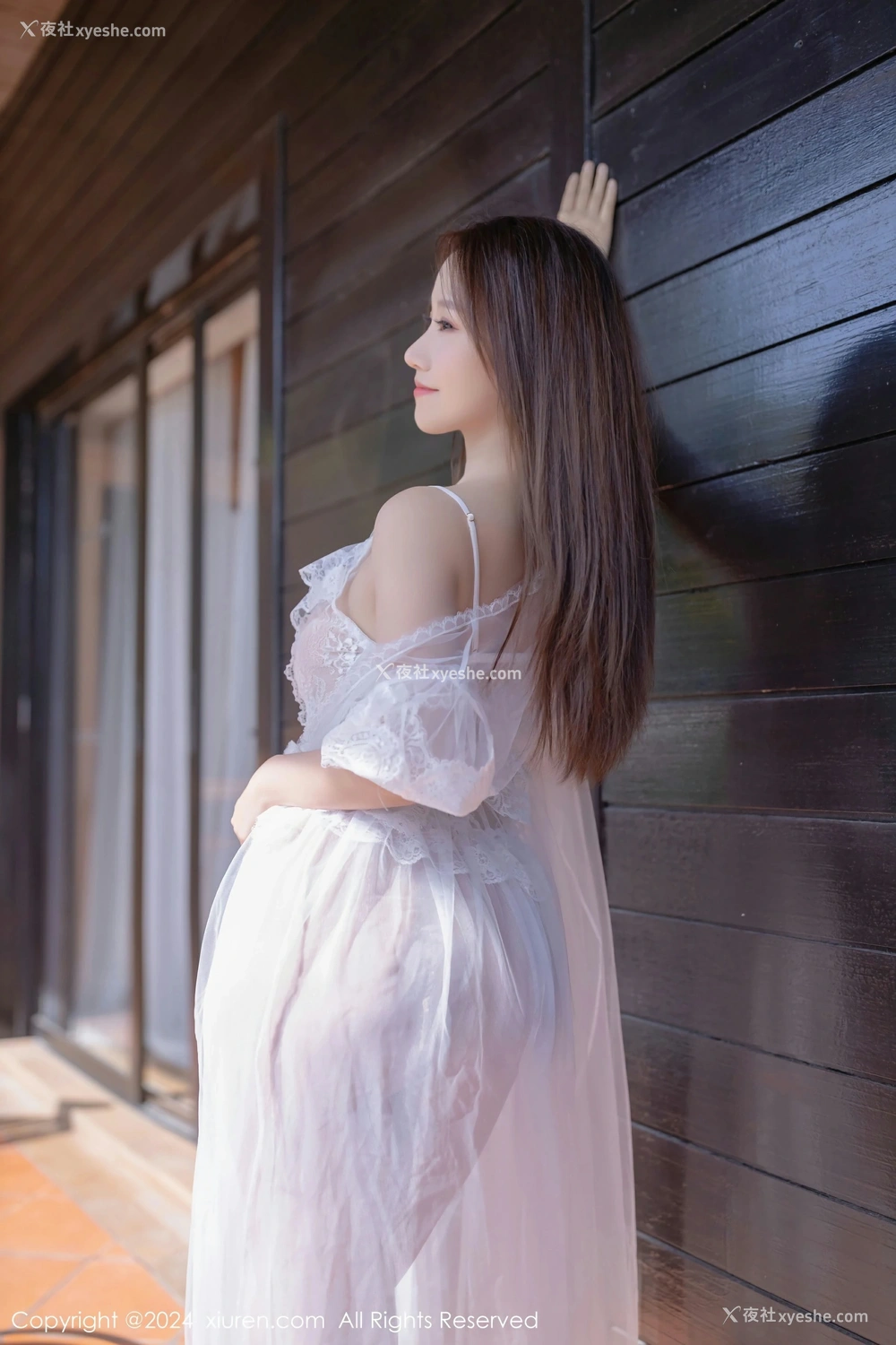 1P - [XiuRen秀人网] No.8302 杏子Yada