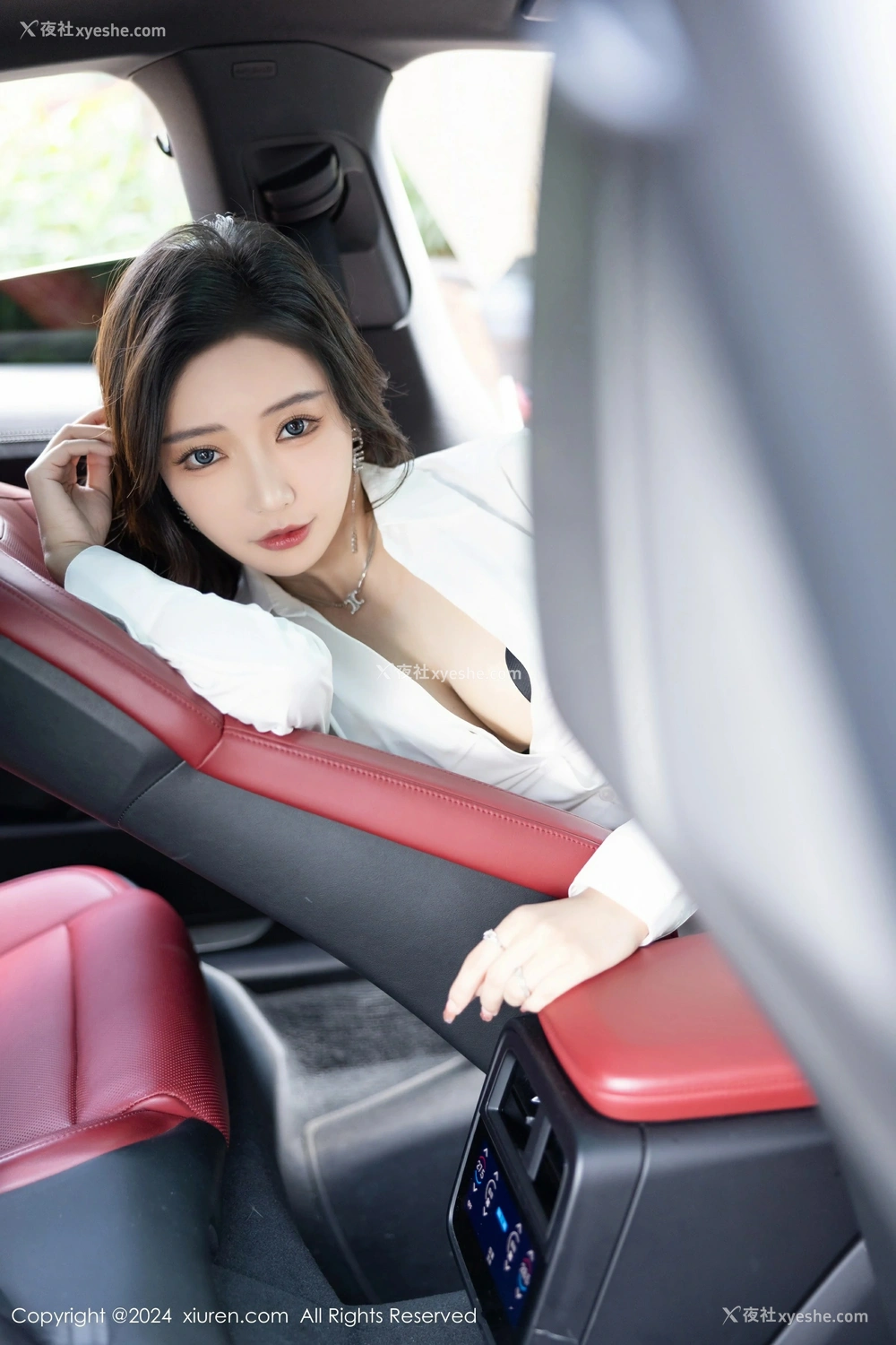 1P - [XiuRen秀人网] No.8314 王馨瑶yanni