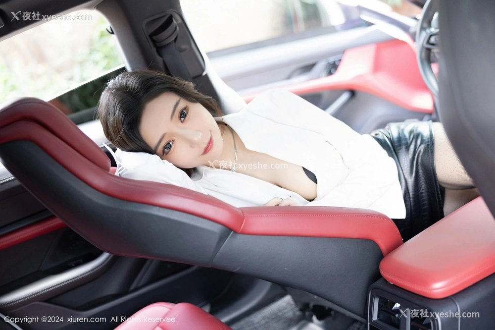 1P - [XiuRen秀人网] No.8314 王馨瑶yanni