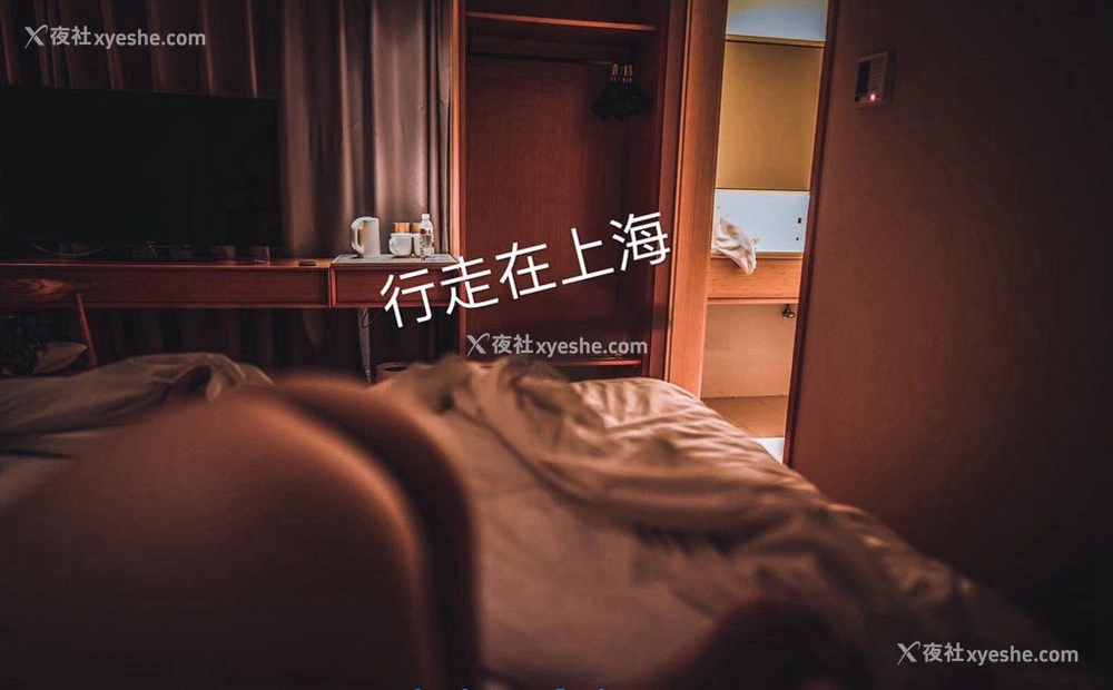 1P - 推特火爆网红【行走在上海】SM户外露出