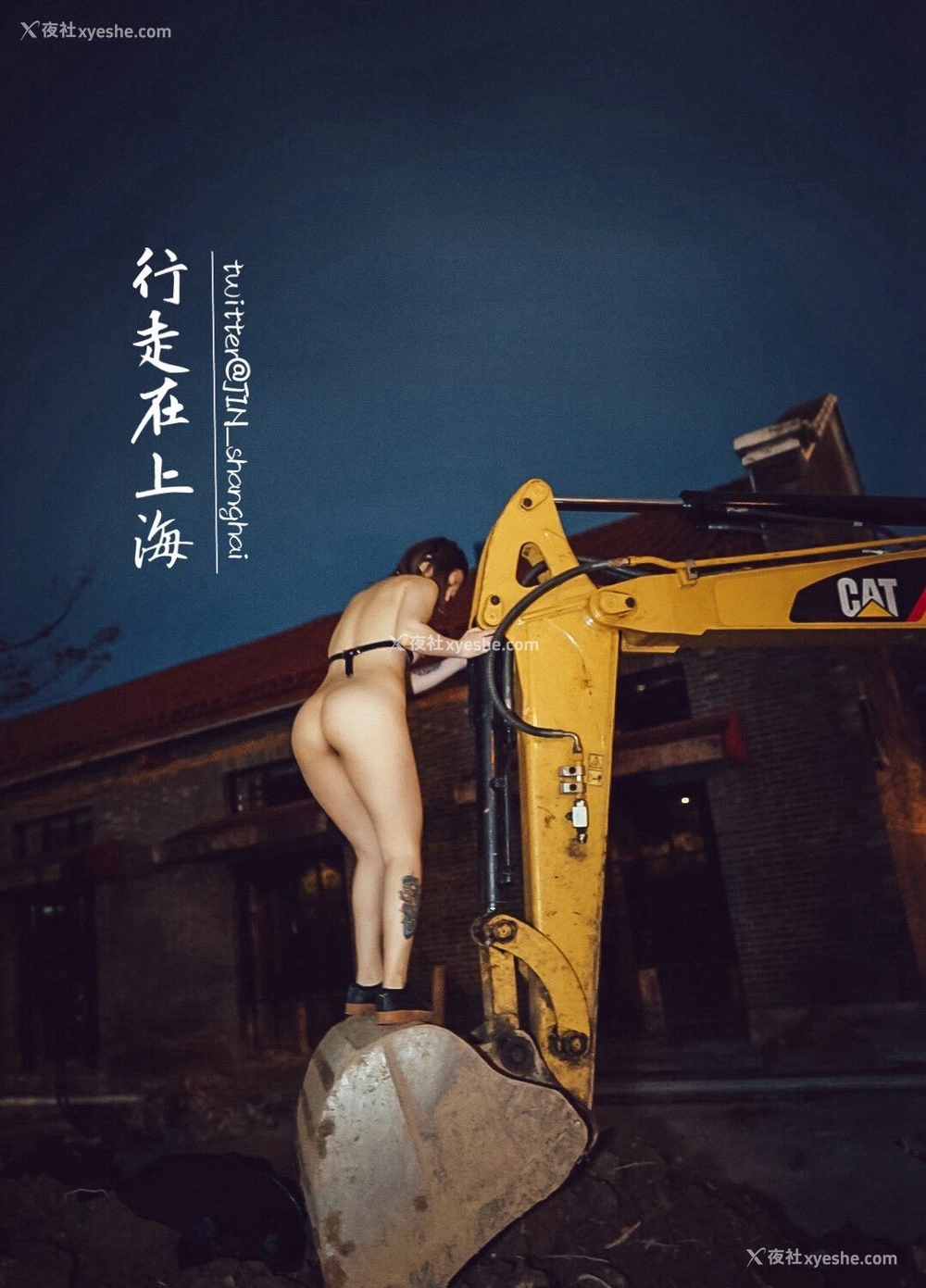 1P - 推特火爆网红【行走在上海】SM户外露出