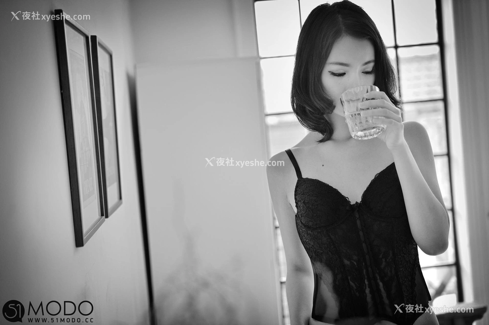 1P - 女神的美腿内衣秀