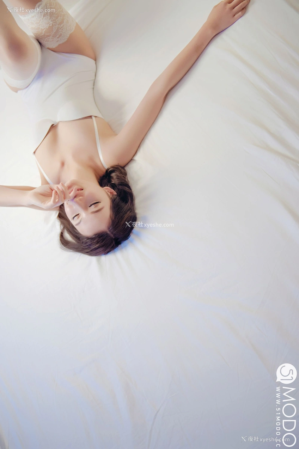 1P - 女神的美腿内衣秀