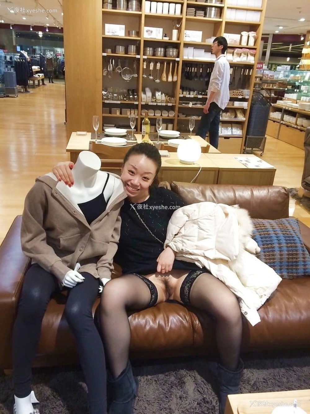 1P - 素人人妻开始尝试各种户外露出