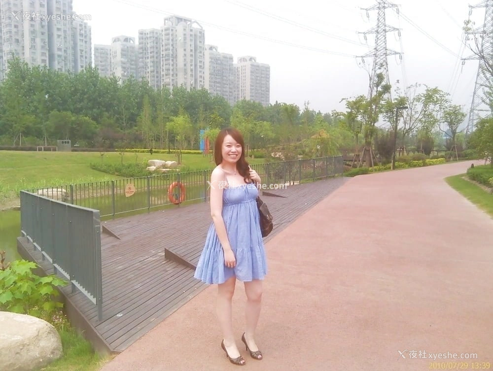 1P - 素人人妻开始尝试各种户外露出