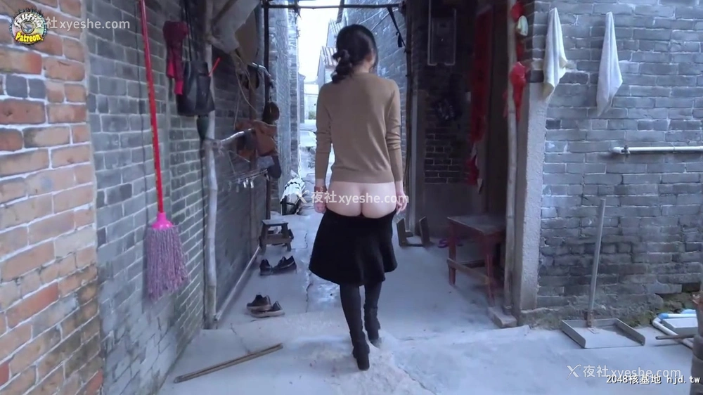 1P - P站红人Fullfive《脱掉衣服在古村中闲逛》