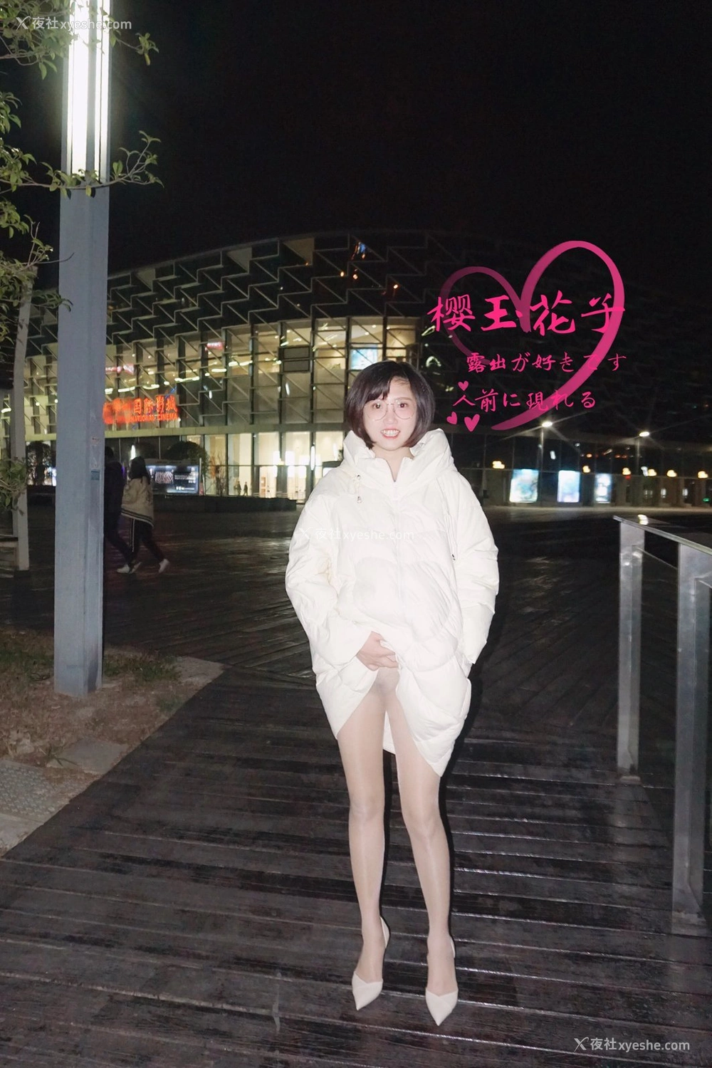 1P - 极品素人【樱玉花子】加班公司楼下剧院广场露出