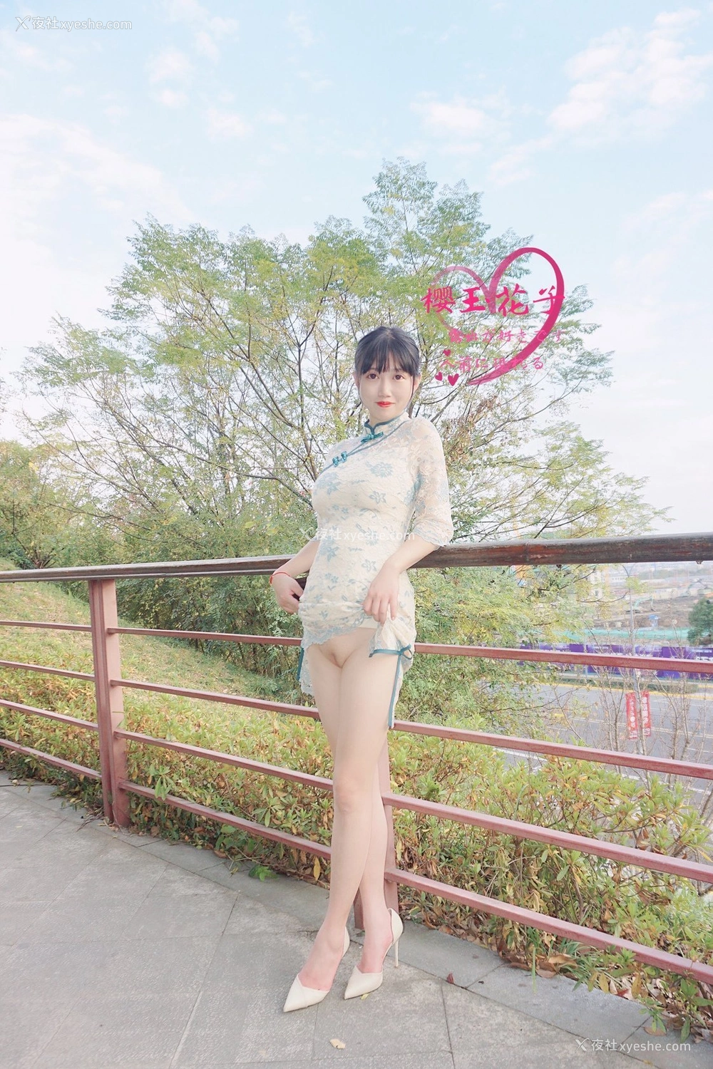 1P - 极品素人【樱玉花子】深秋小山公园旗袍外拍露出