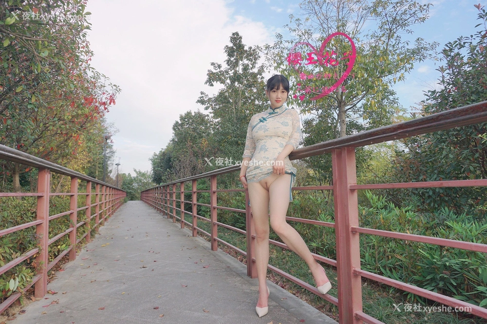 1P - 极品素人【樱玉花子】深秋小山公园旗袍外拍露出