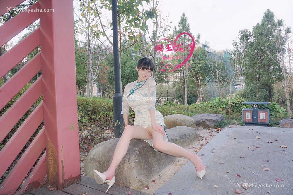 1P - 极品素人【樱玉花子】深秋小山公园旗袍外拍露出