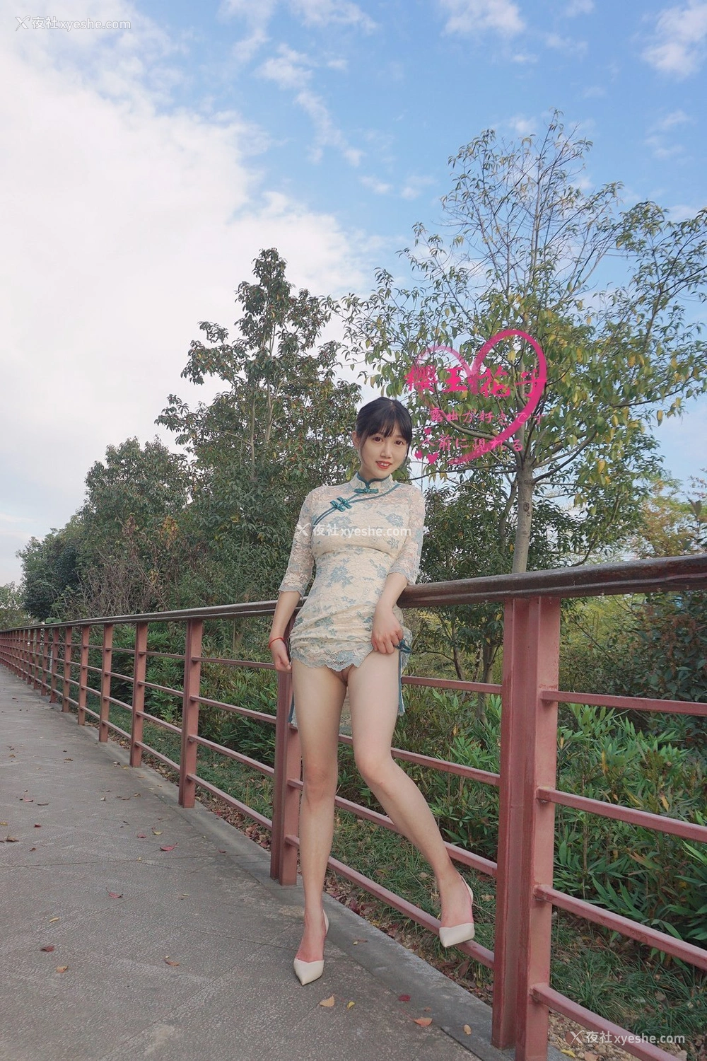 1P - 极品素人【樱玉花子】深秋小山公园旗袍外拍露出