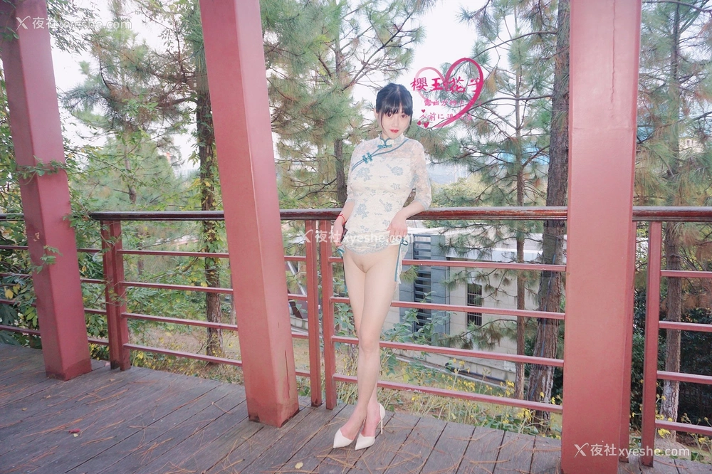 1P - 极品素人【樱玉花子】深秋小山公园旗袍外拍露出