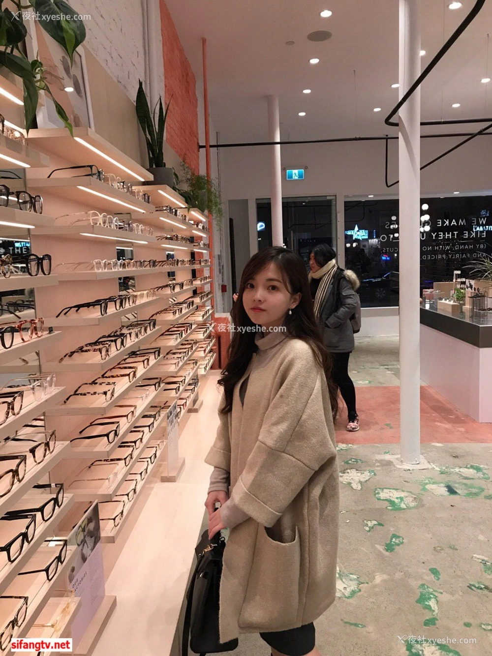 1P - 自拍流出：和极品养眼女友的性福生活