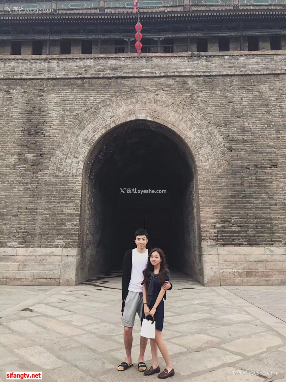 1P - 自拍流出：和极品养眼女友的性福生活