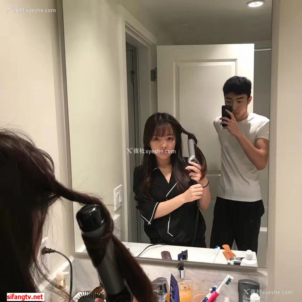 1P - 自拍流出：和极品养眼女友的性福生活