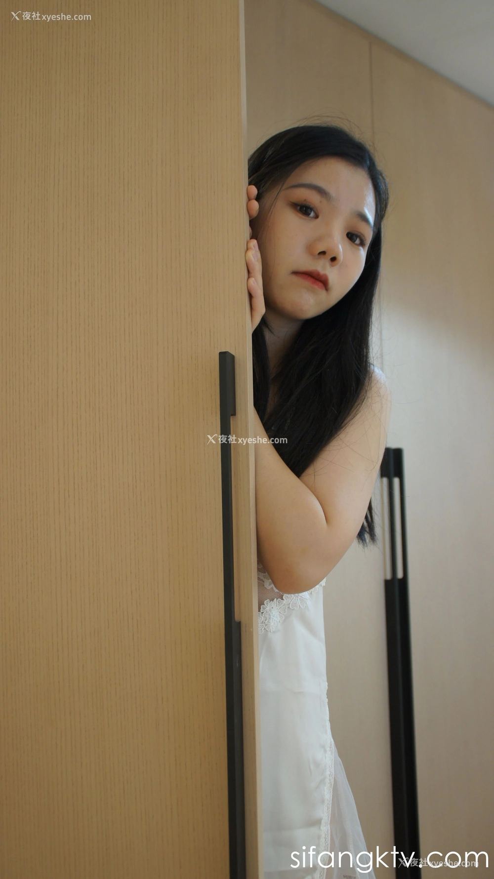 1P - 国模18岁可爱小萝莉人体私拍套图