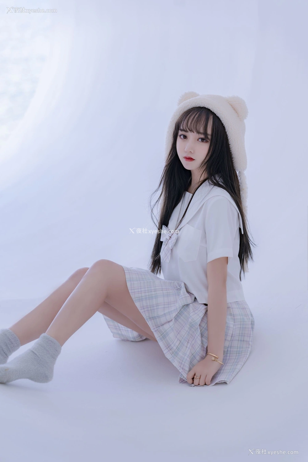 1P - 过期米线线喵《白色学生服》