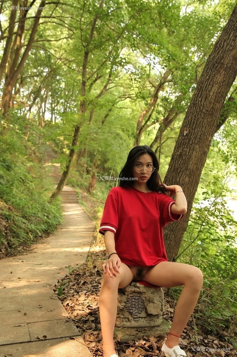 1P - 眼镜美女公园大胆露出