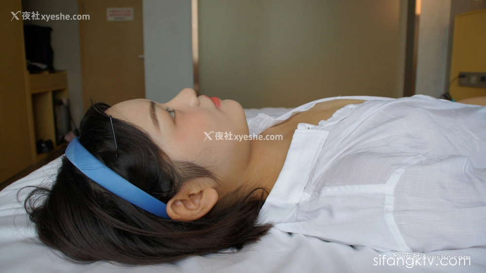 1P - 计算机系大一学妹人体私拍套图