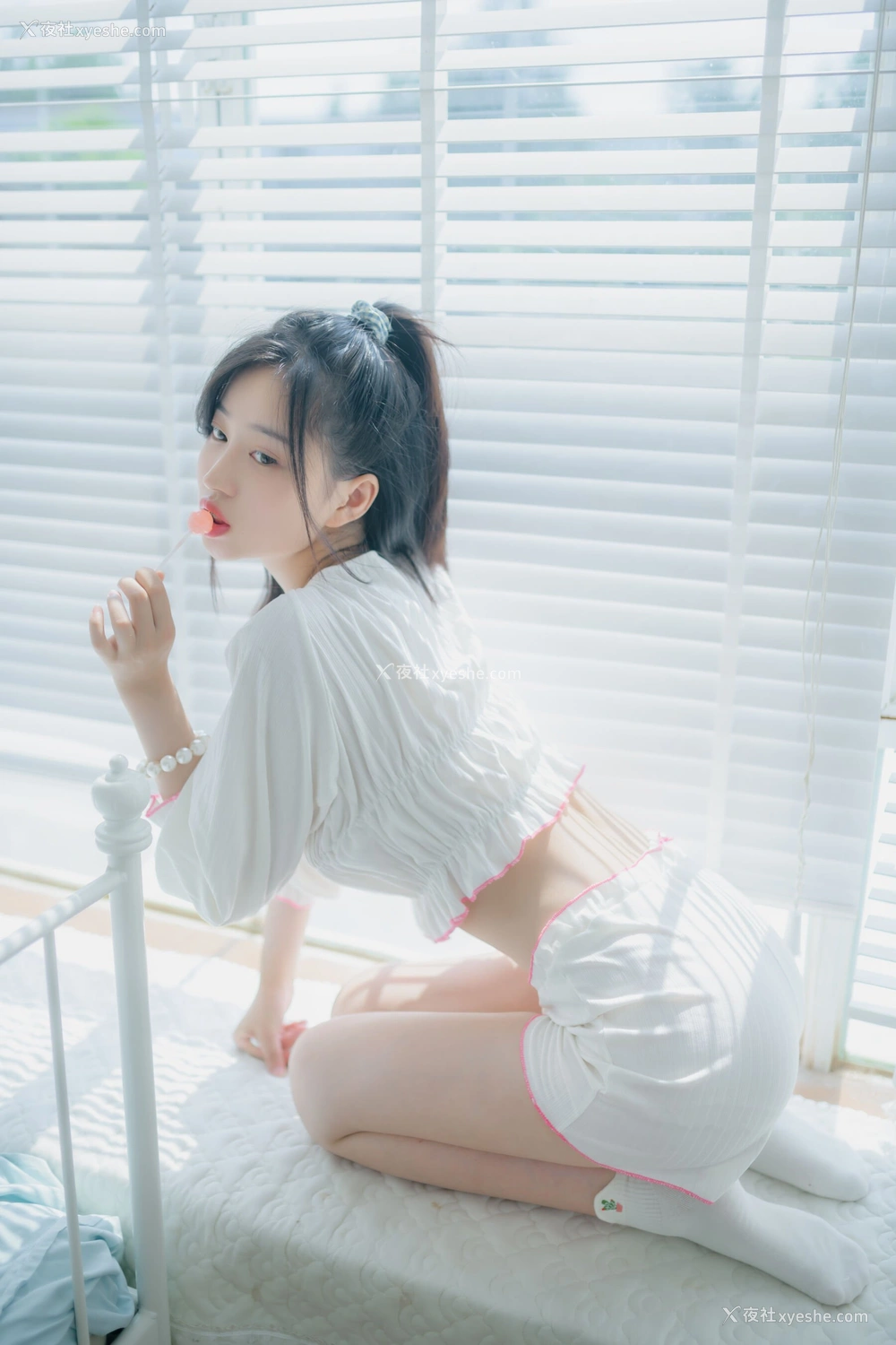 1P - 年年《爱吃棒棒糖的少女》