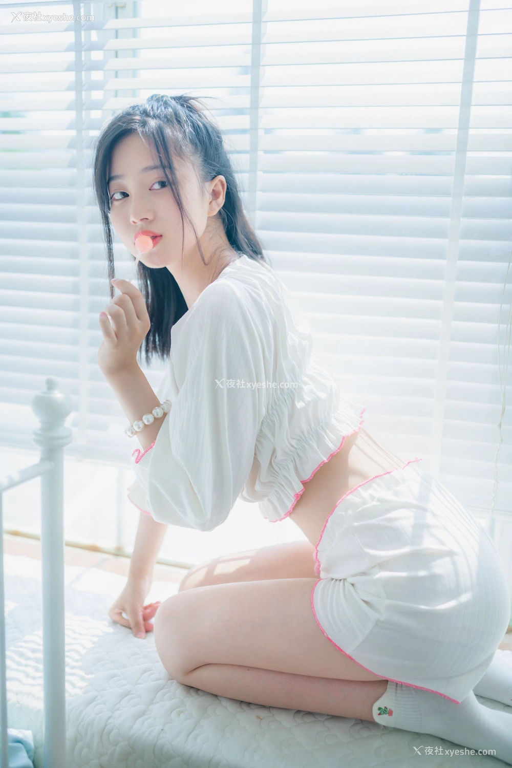1P - 年年《爱吃棒棒糖的少女》